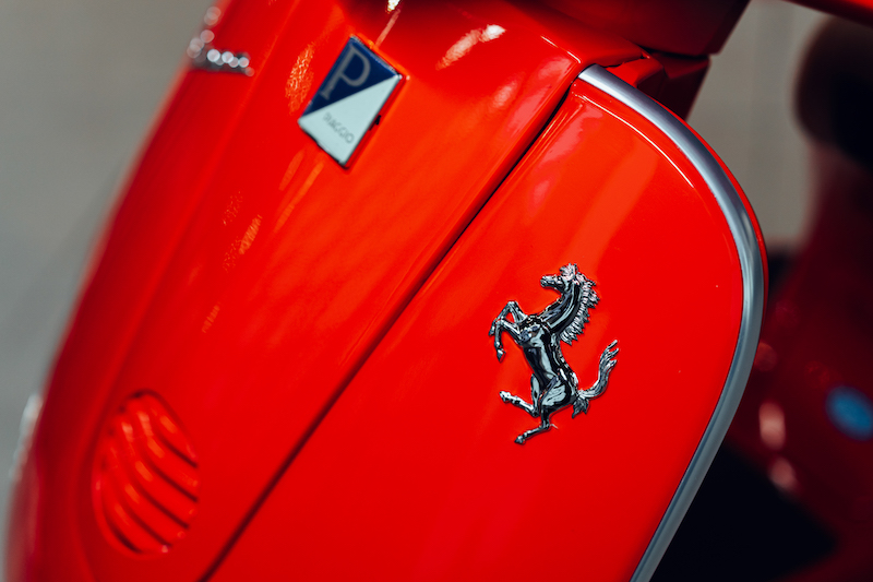Ferrari-Zeichen auf der Vespa LX 125 von 2007 (© RM Sotheby's)